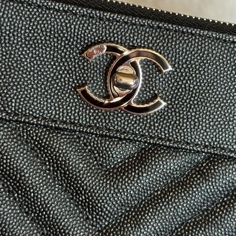Chanel
Mademoiselle Vintage O Case Pouch Chevron Metallic Caviar - Picture 5 of 14